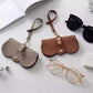 🌸🎁1 acheté, 1 offert (2 pièces)🕶️✨ Étui souple en cuir pour lunettes de soleil ! Protégez vos lunettes avec élégance et style – idéal pour le quotidien et les voyages ! 🧳🛡️💖